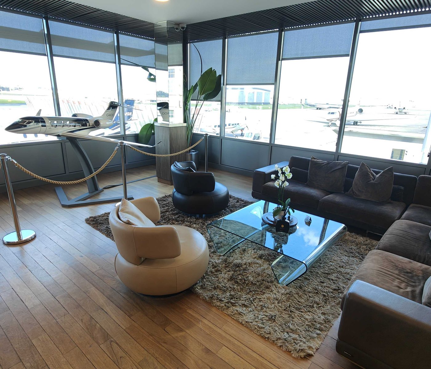 Salon d'un terminal d'aviation privée avec vue sur la piste