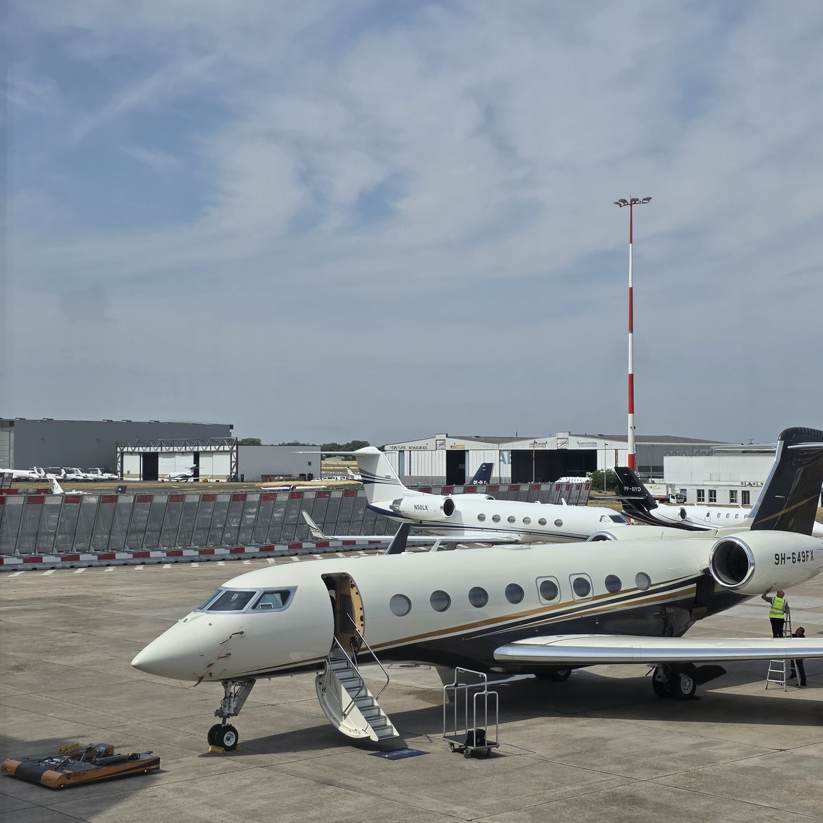 Jet privé, escalier déployé, sur le tarmac