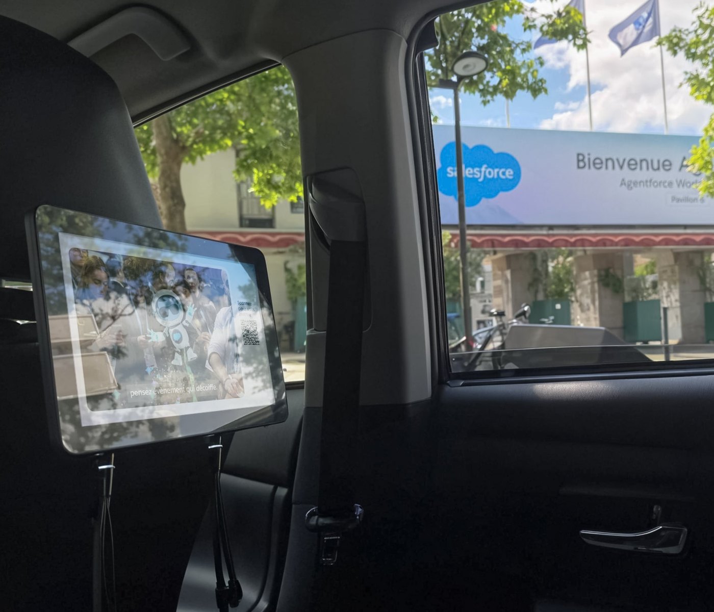 Tablette DigiCab dans un véhicule, devant un événement Salesforce